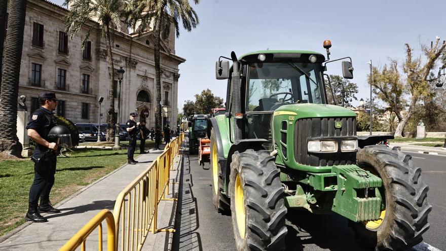 Los agricultores se concentran ante la Delegación del Gobierno