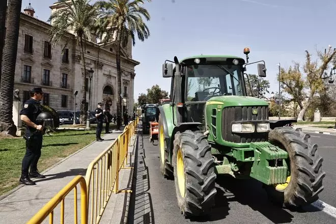 Los agricultores se concentran ante la Delegación del Gobierno en València