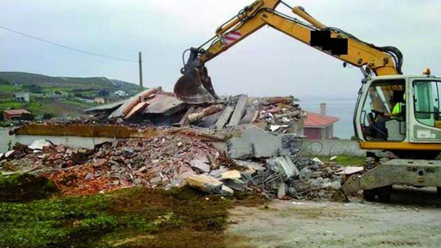 Demolición de una vivienda levantada en suelo rústico en la costa gallega. / la opinión