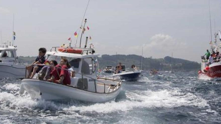 Algunas de las embarcaciones participantes en la procesión marinera del Carmen, ayer, en Luanco.