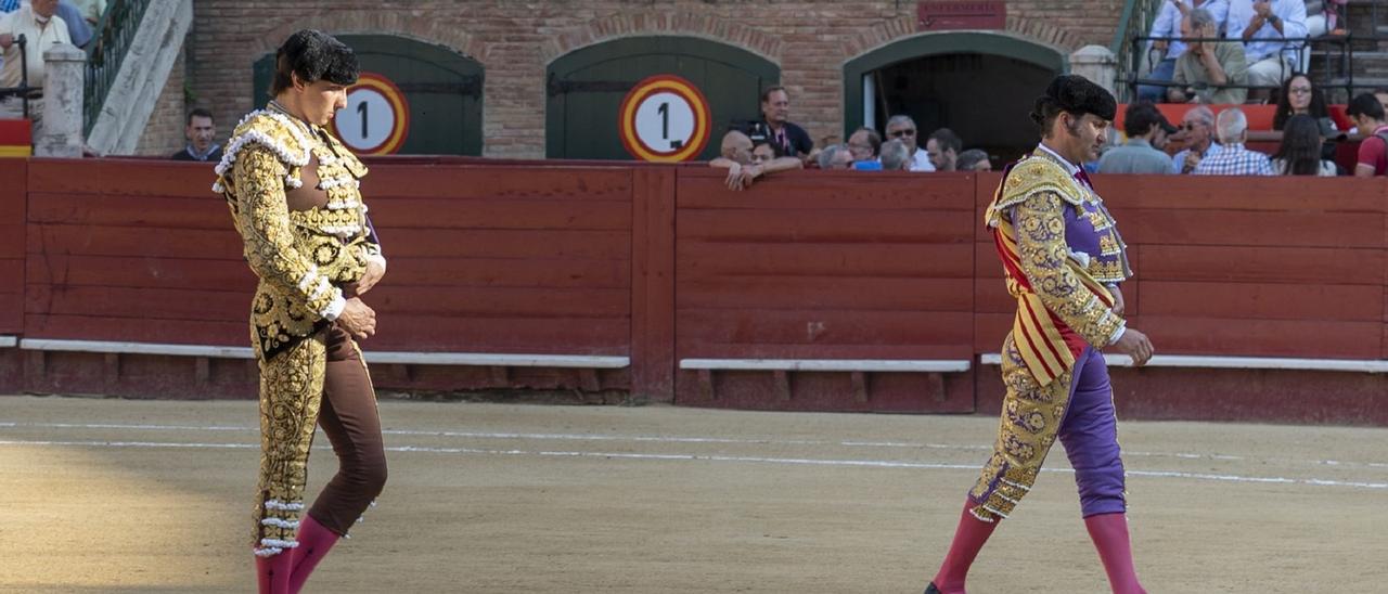 Roca Rey -a la izquierda- y Morante de la Puebla -a la derecha- trazan el paseíllo en la Feria de Julio de València.