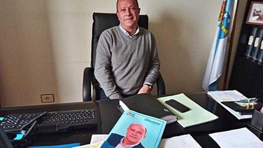 El alcalde de Vilarmaior, Carlos Vázquez, ayer, en su despacho.