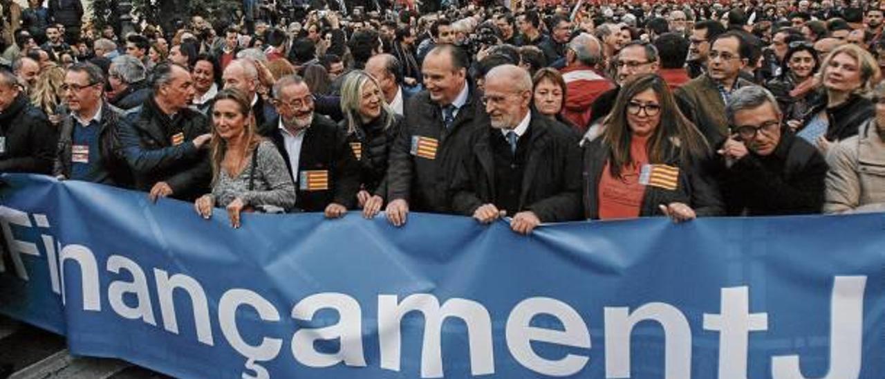 Vicent Soler, Clara Ferrando, Pilar Lima, Rubén Alfaro, Ximo Puig y Mónica Oltra, en la manifestación del 18 de noviembre de 2017.