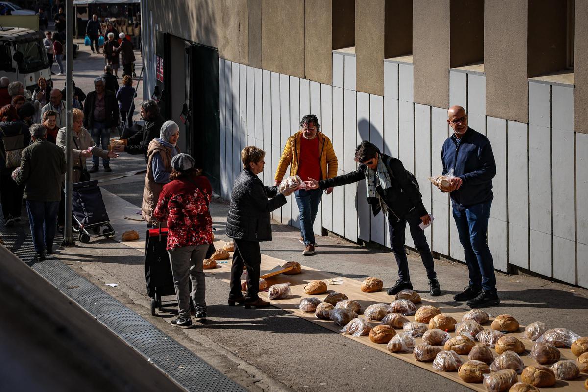 El Teatre de La Passió dOlesa de Montserrat da la bienvenida a La Passió de este año con funciones hasta el 1 de mayo.  Como si fuera la alfombra roja del estreno, un total de 500 panes han llenado la rampa de entrada al Teatro, en la plaça de lOli, para sacar La Passió a la calle de manera conceptual. Apelando a los panes que repartió Jesucristo y que son un elemento representativo de la obra, se ha creado una alfombra de panes para invitar todo el pueblo a asistir al gran espectáculo de La Passió.