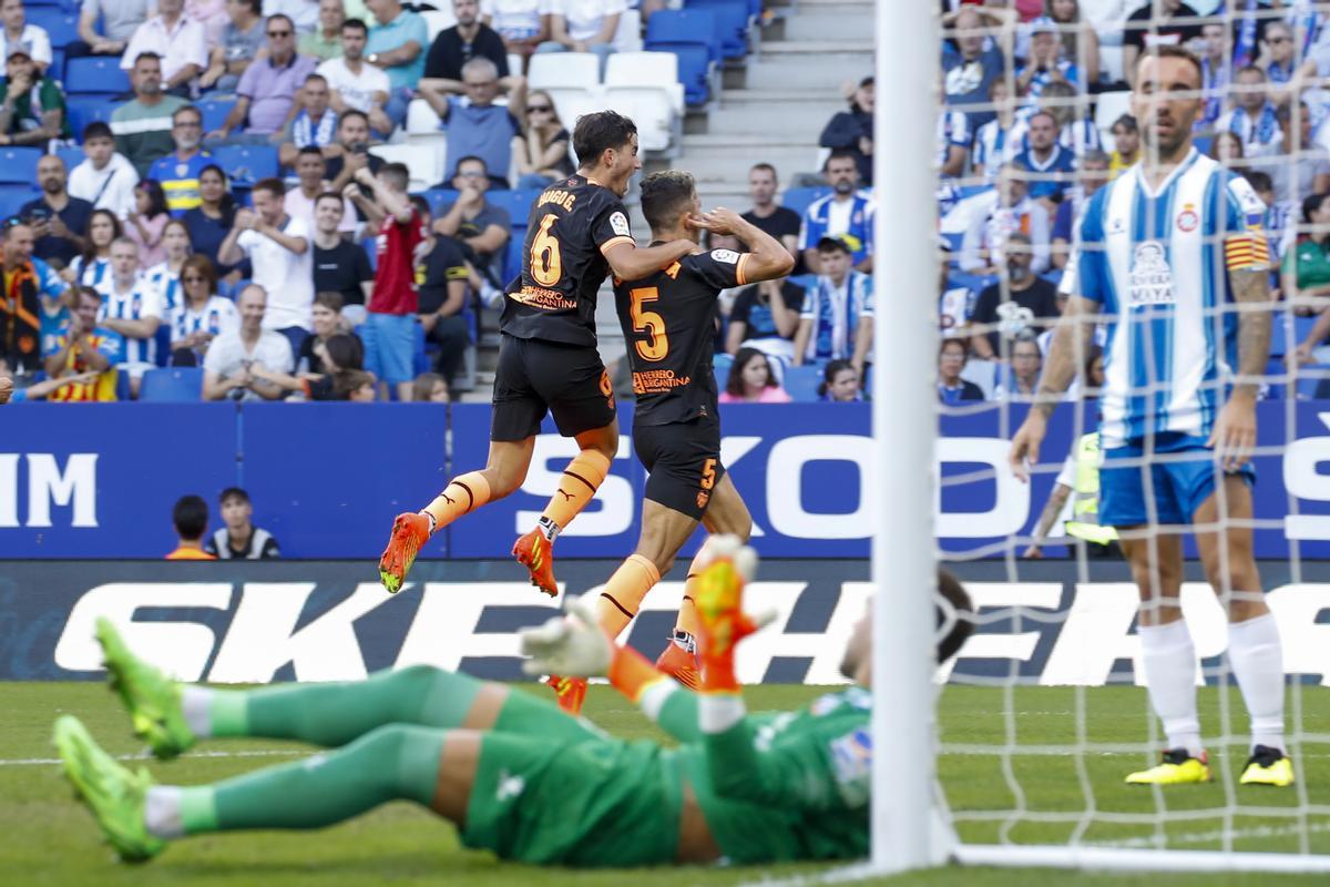 Defender Gabriel Paulista (C-R), of Valencia CF, celebrates with a teammate after scoring against RCD Espanyol, during their LaLiga Santander league game at RCDE Stadium in Cornella de Llobregat, Barcelona, Spain, 02 October 2022. EFE/ Marta Perez