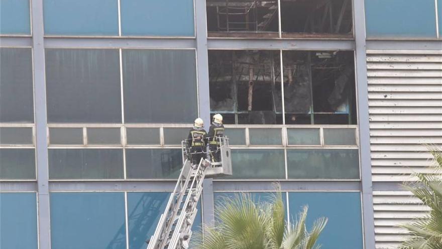 Alarma en Cervezas Alhambra al arder una torre de refrigeración