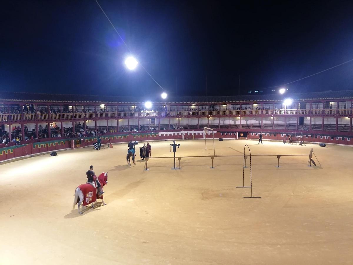 Los miembros de Hípica Celta recrean el torneo medieval en la plaza de toros.