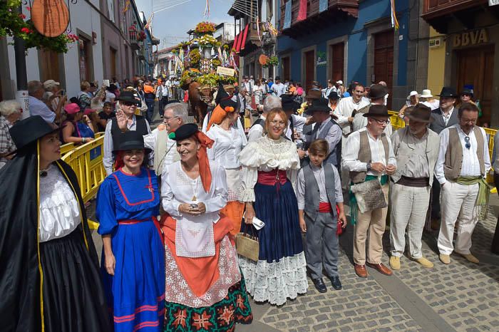 Carretas y grupos en la romería del Pino