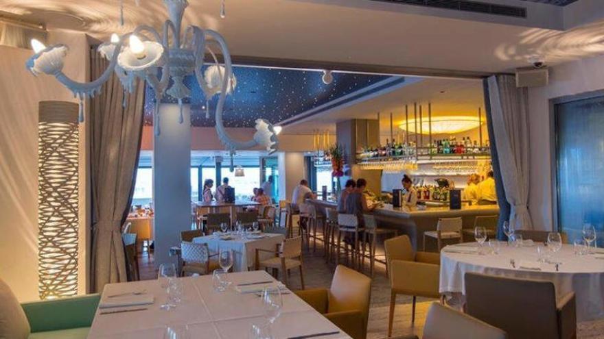 El restaurante Estel está situado en el paseo marítimo de Santa Eulalia