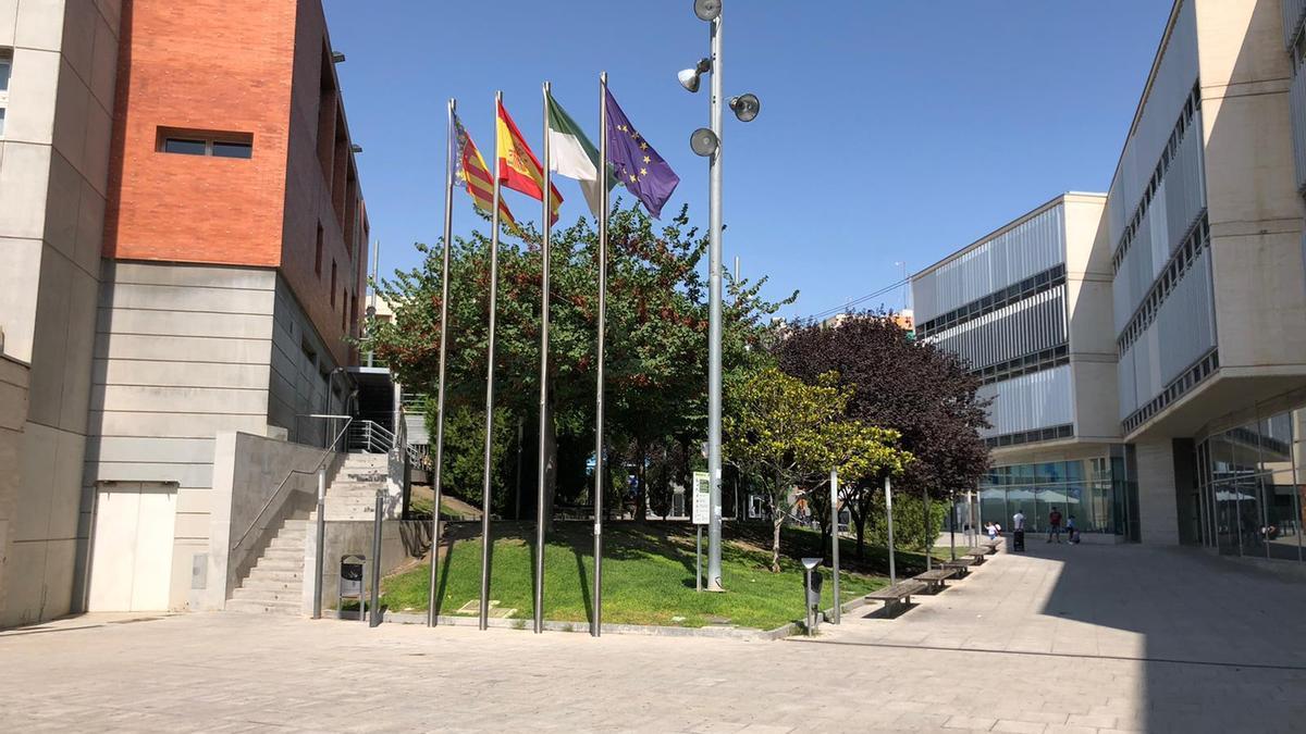 Plaza de la Comunidad Valenciana y el Ayuntamiento de San Vicente.