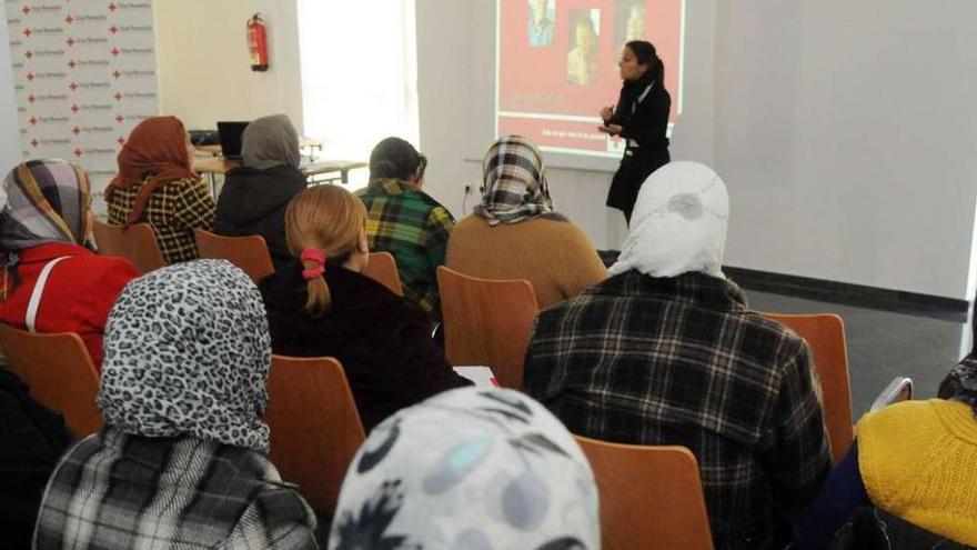 Mujeres inmigrantes en una jornada sobre salud impartida por Cruz Roja.