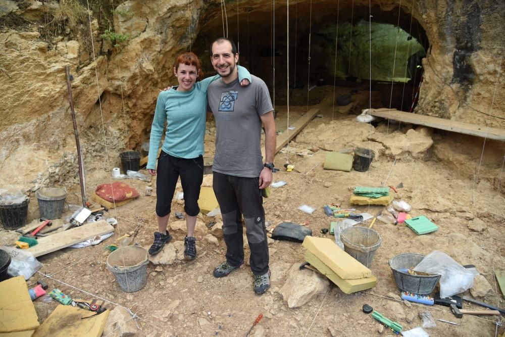 Fotos de la campanya d'excavacions d'enguany a les coves de les Teixoneres de Moià. S'hi han trobat tres dents de neandertal, una d'adult.