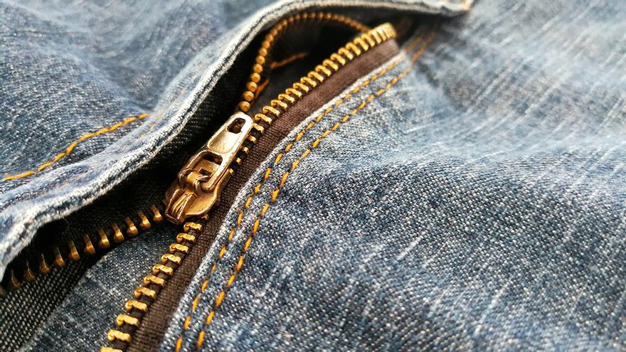 El sencillo truco para arreglar la cremallera atascada de una chaqueta o pantalón: solo necesitas un lápiz