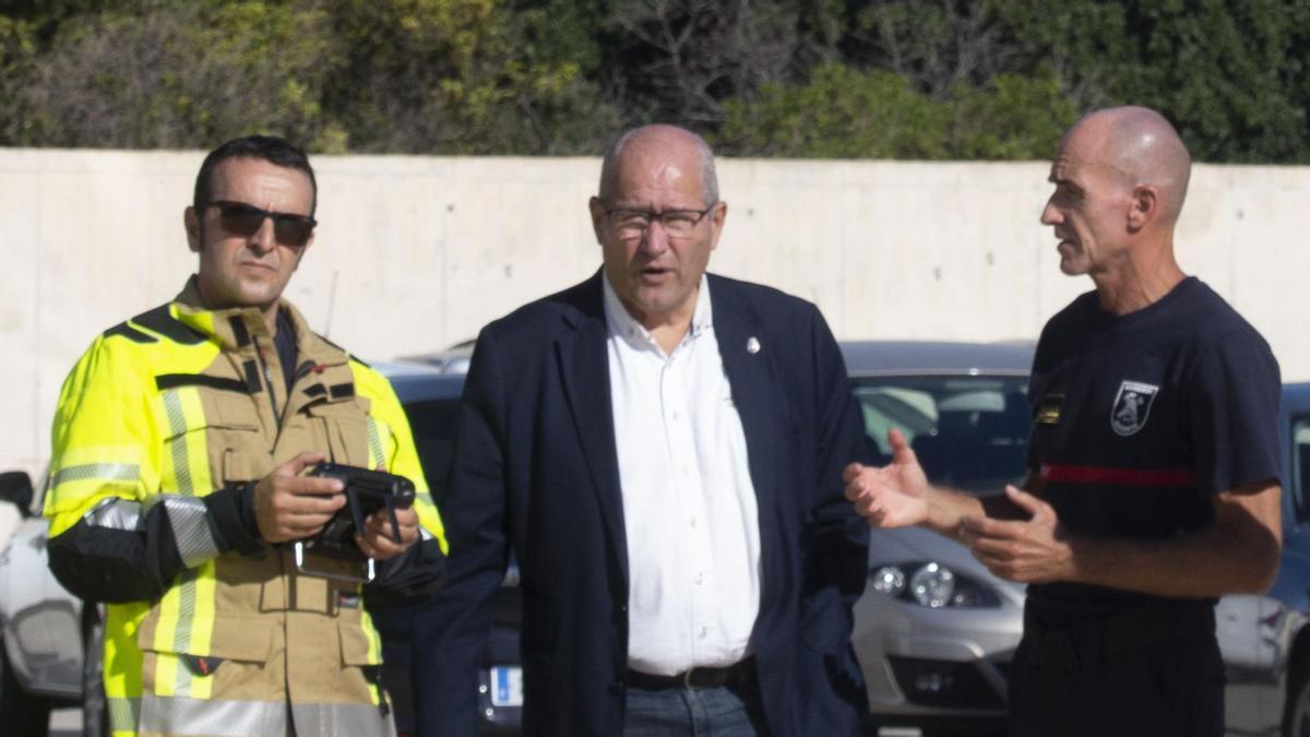 Carlos Pérez, a la derecha, conversa con el concejal de Seguridad, en el centro de la imagen