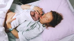 Una mujer con su bebé en brazos.