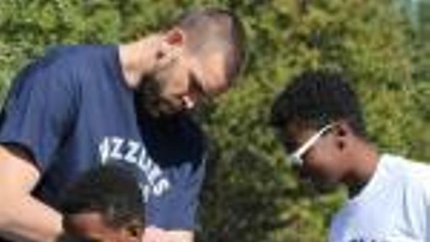 Marc Gasol, aquest dilluns, en un acte dels Grizzlies en què els jugadors col·laboraven en la renovació d&#039;un parc a Memphis, Chandler Park.