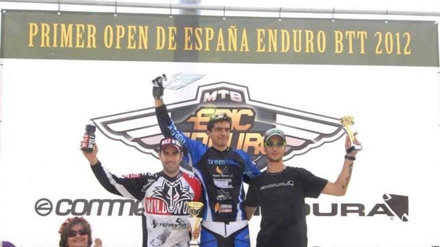 Enrique Santoja, Toni Pérez y Santiago Lombo, en el podio final de la prueba.