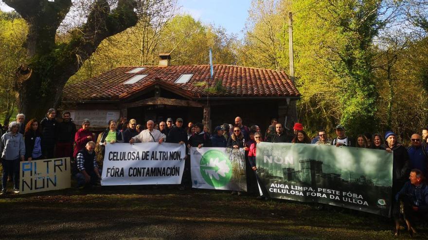 Eira da Xoana y Viarum Dezae muestran su disconformidad con la pastera de Altri