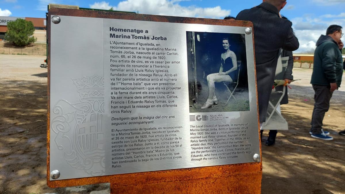 La placa d&#039;homenatge a la igualadina Marina Tomas, fundadora del circ Raluy