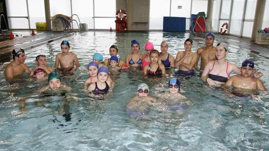 Participantes en una jornada en la piscina de Lalín. // Bernabé/Gutier