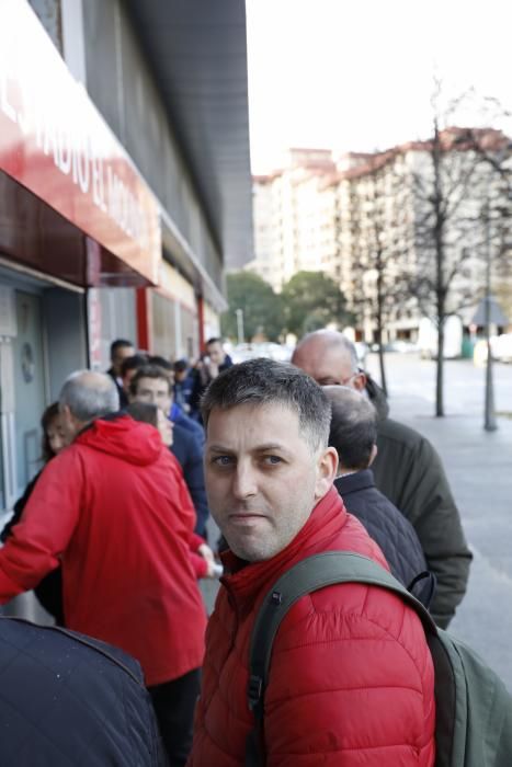 Colas en El Molinón para las entradas del derbi