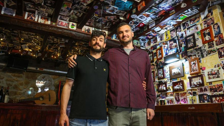 Óscar Piñeiro y Manuel Souto en el bar Miúdo donde se desarrollará la iniciativa. | Iñaki Abella