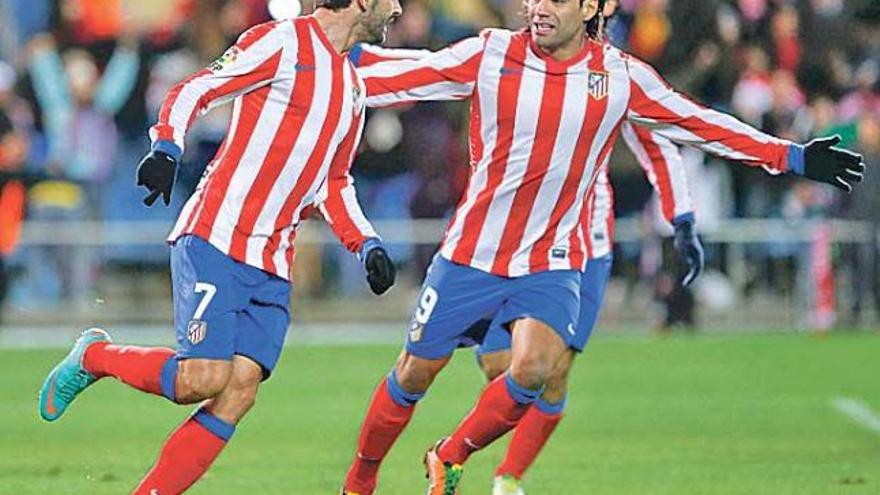 Adrián y Falcao celebrando un gol.