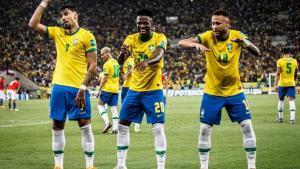 Paquetá, Vinicius y Neymar bailan celebran un gol de Brasil.