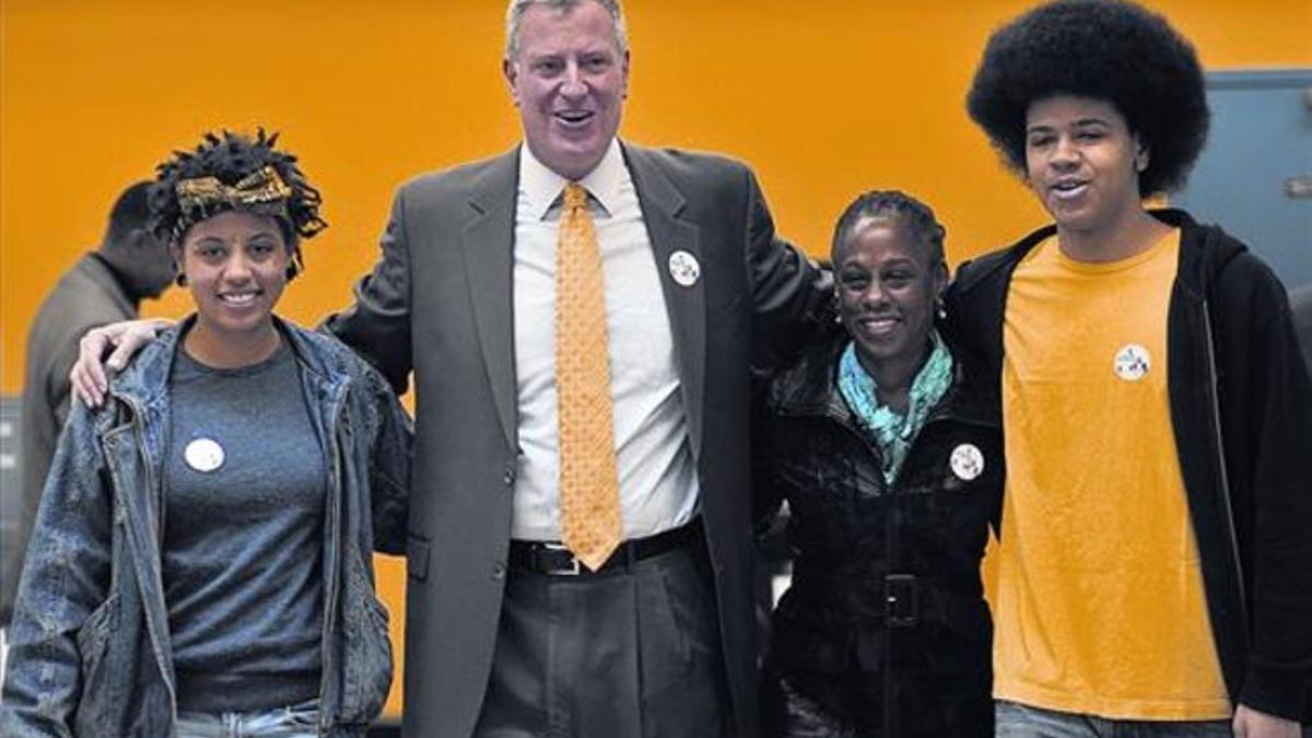 La familia Di Blasio tras votar, ayer.