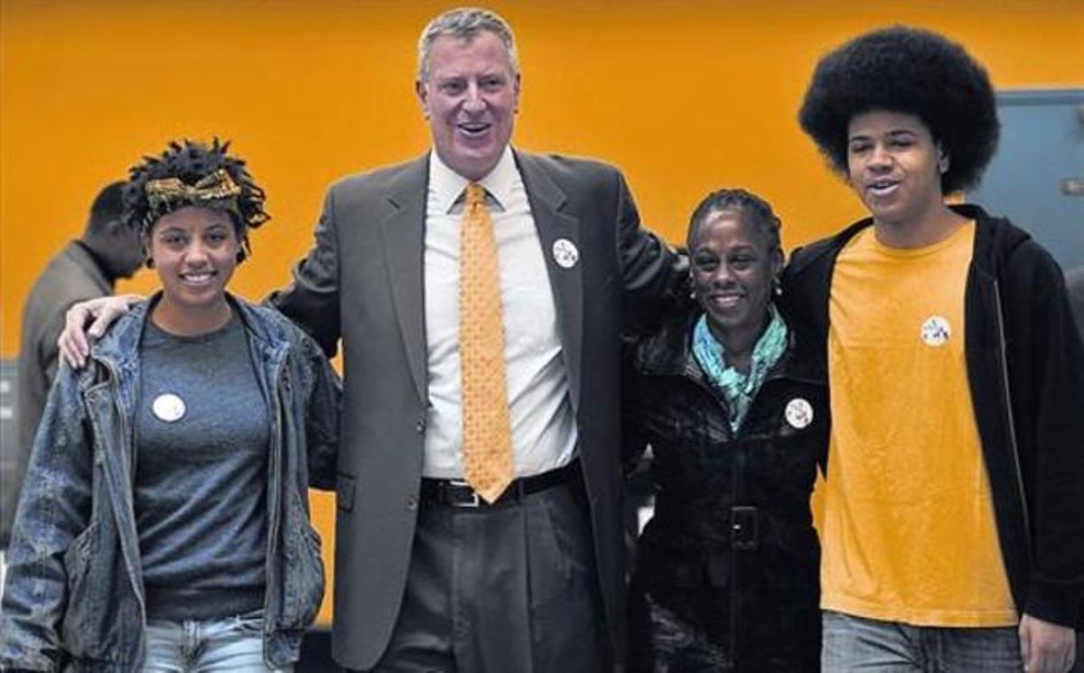 La família De Blasio, després de votar, ahir. La família De Blasio, després de votar, ahir.