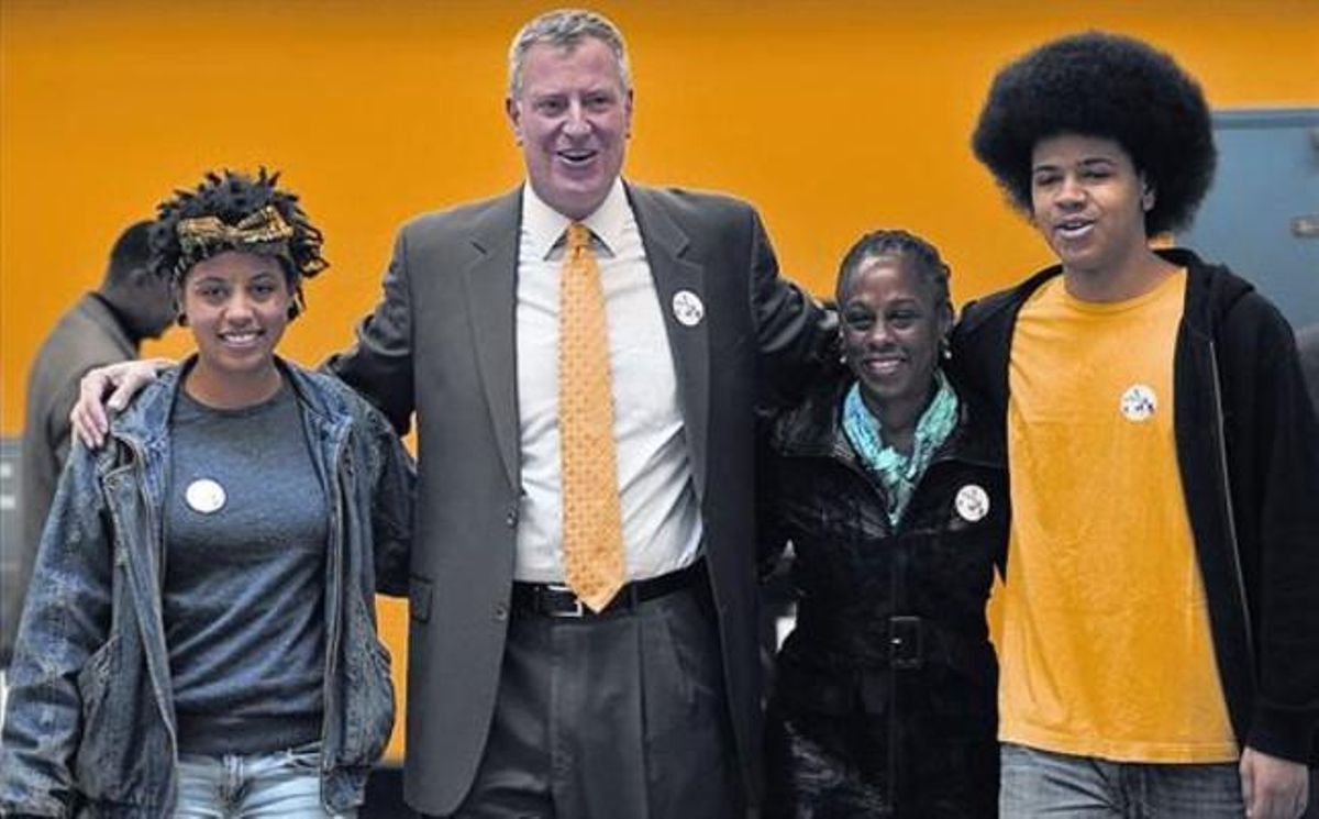 La família De Blasio, després de votar, ahir.