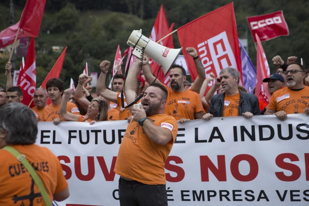 Multitudinaria manifestación en Langreo contra el cierre de Vesuvius