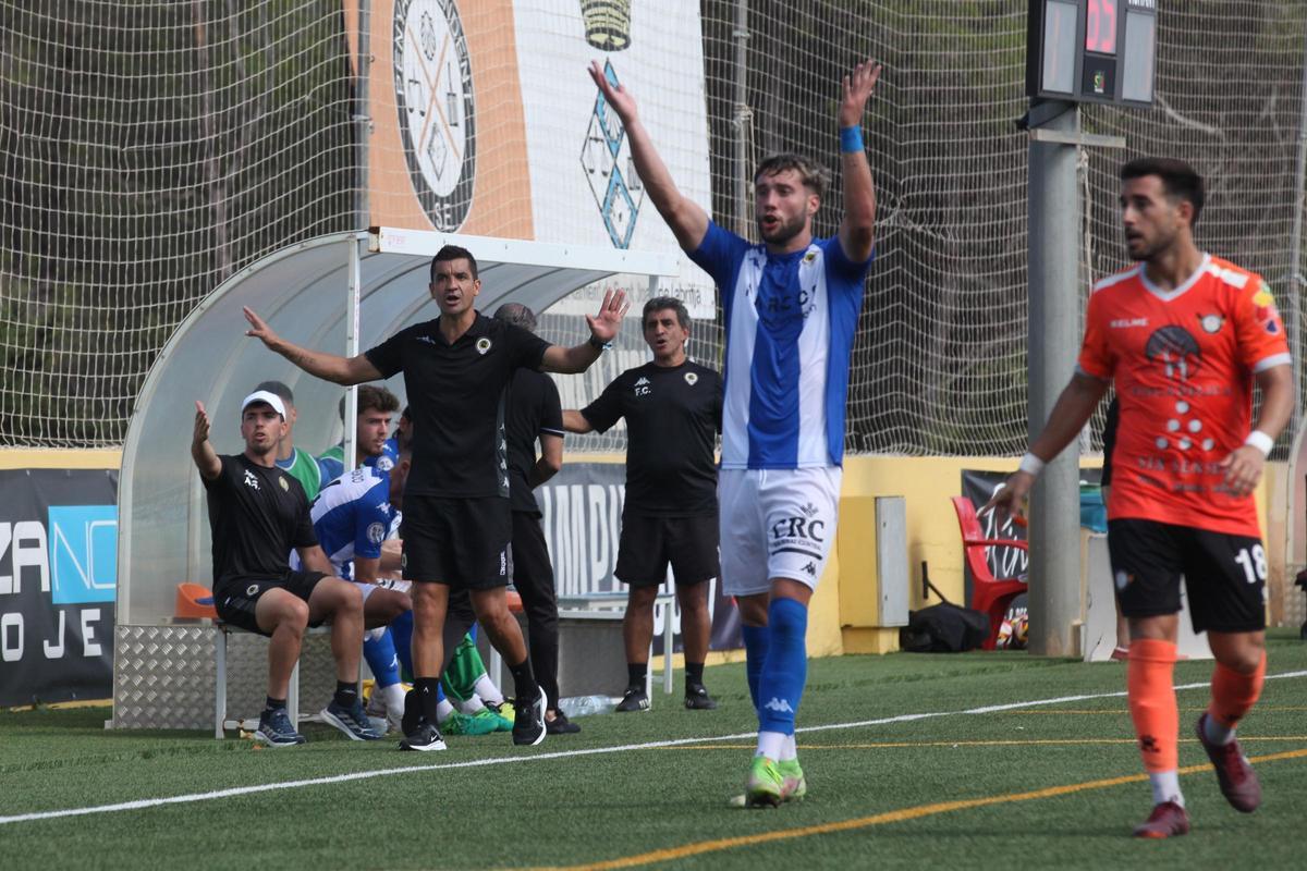 Rubén Torrecilla, con Félix Carvallo a su espalda, protesta durante el partido del Hércules en Ibiza contra la Penya Independent.