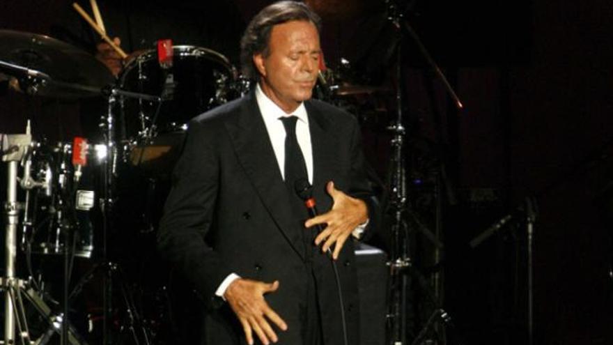 La miniserie de Julio Iglesias se salva de los recortes de TVE