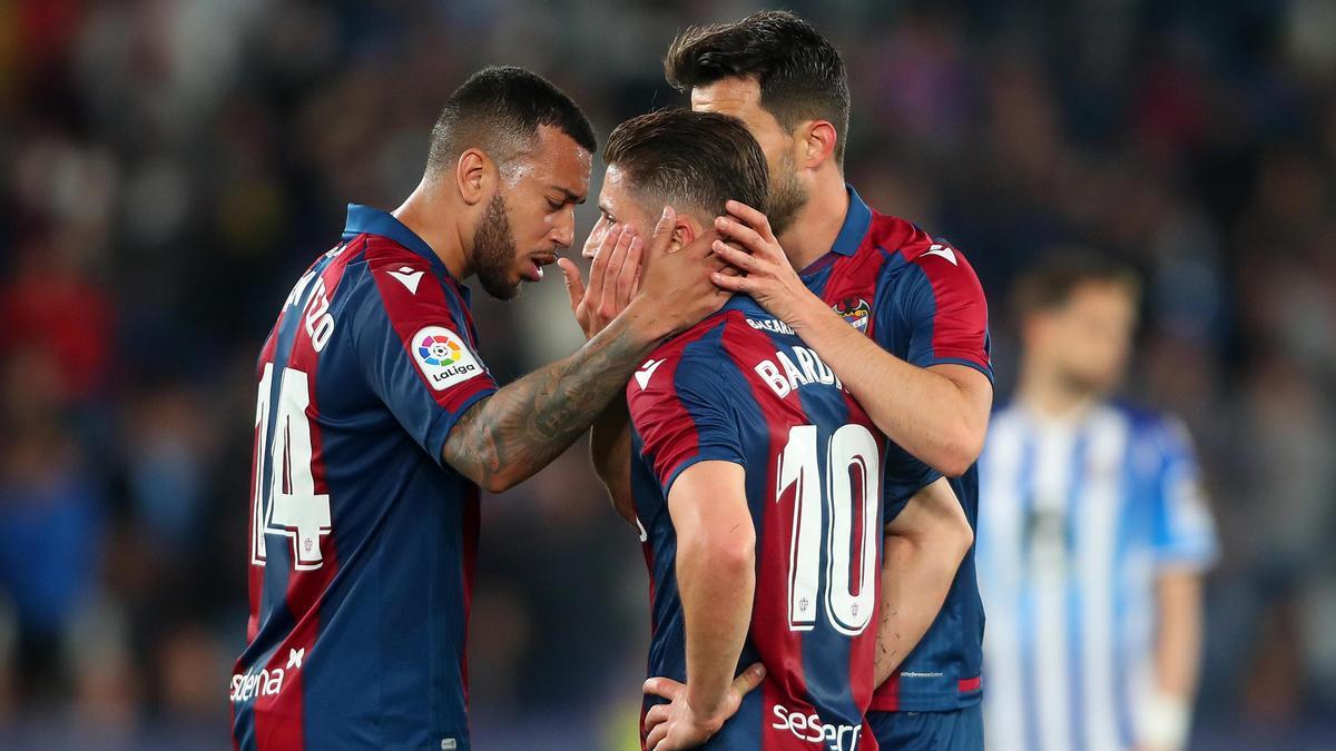 Vezo, Bardhi y Postigo, durante el partido contra la Real Sociedad