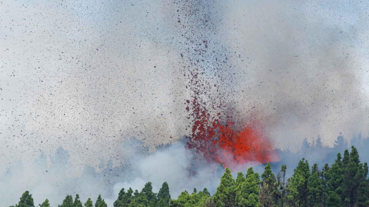 Los tres peligros silenciosos del volcán: lluvia ácida, gases tóxicos y agua contaminada