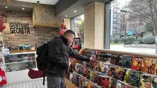 Todo tipo de 'funkos', cómics y juegos de mesa: el Llano, en Gijón, presume de "universo friki"