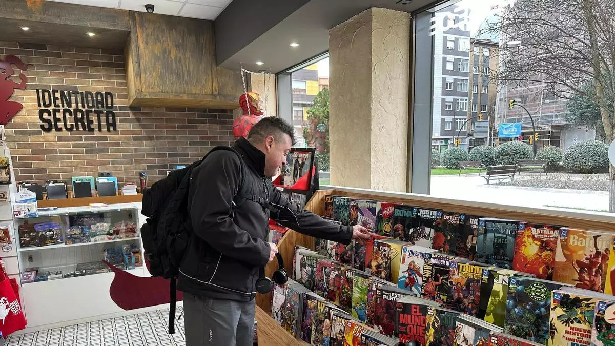 Todo tipo de 'funkos', cómics y juegos de mesa: el Llano, en Gijón, presume de "universo friki"