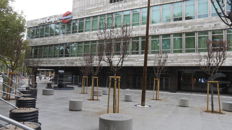 Críticas al nuevo aspecto de la plaza junto a la sede de Ibercaja en Zaragoza
