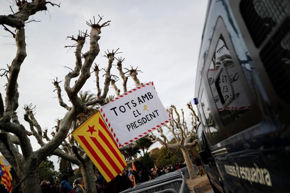 Protestes i tensió a l'exterior del Parlament de Catalunya