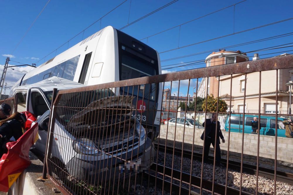 El metro arrolla una furgoneta en Paterna