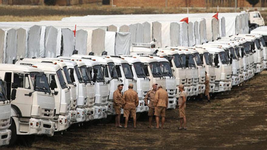 Un convoy espera a las afueras de Kamensk-Shakhtinsky.