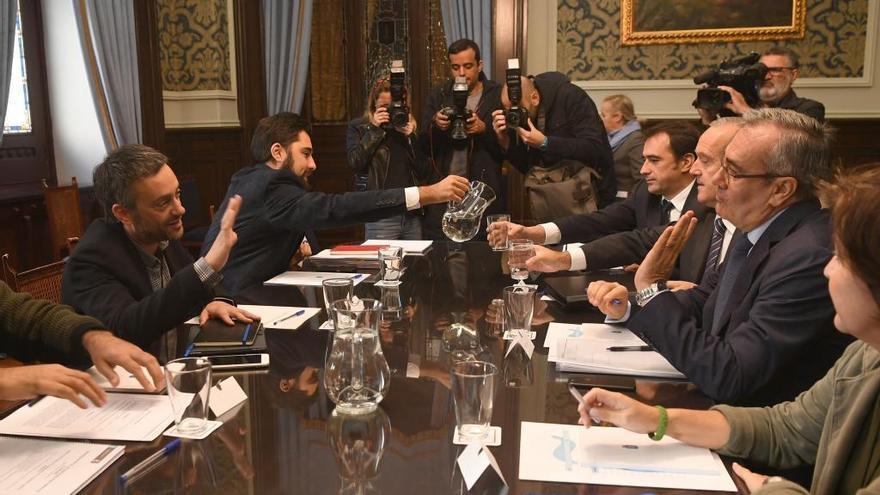 Reunión en el Concello de A Coruña con el presidente de Puertos del Estado, José Llorca, para analizar la propuesta municipal de ordenación de los muelles celebrada el pasado mes de octubre.