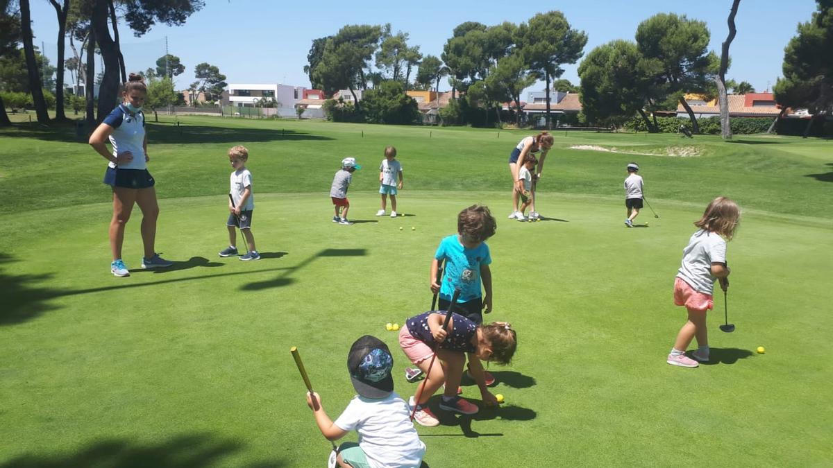 Las instalaciones del Club de Golf Costa de Azahar acogen las  jornadas de golf para los más pequeños del campus