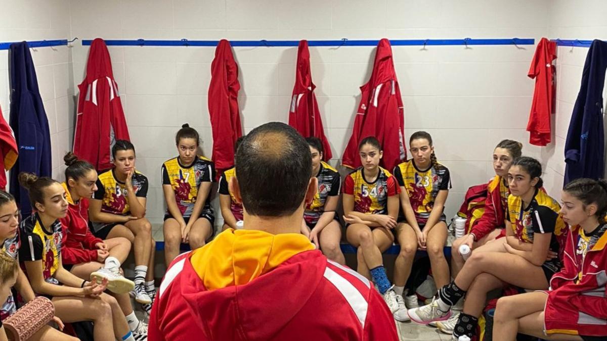 Imagen de una charla en el vestuario de la selección de Castilla y León de balonmano femenina.