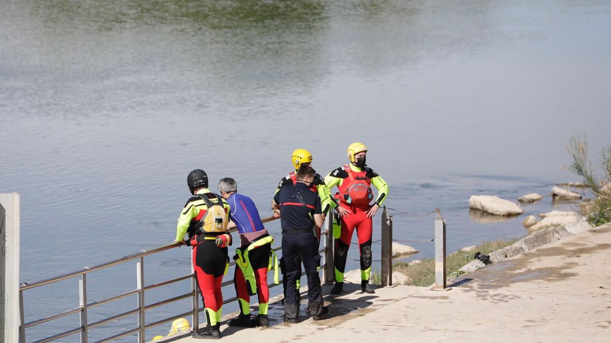 Los buzos que participan en la búsqueda del niño desaparecido en el Ebro.