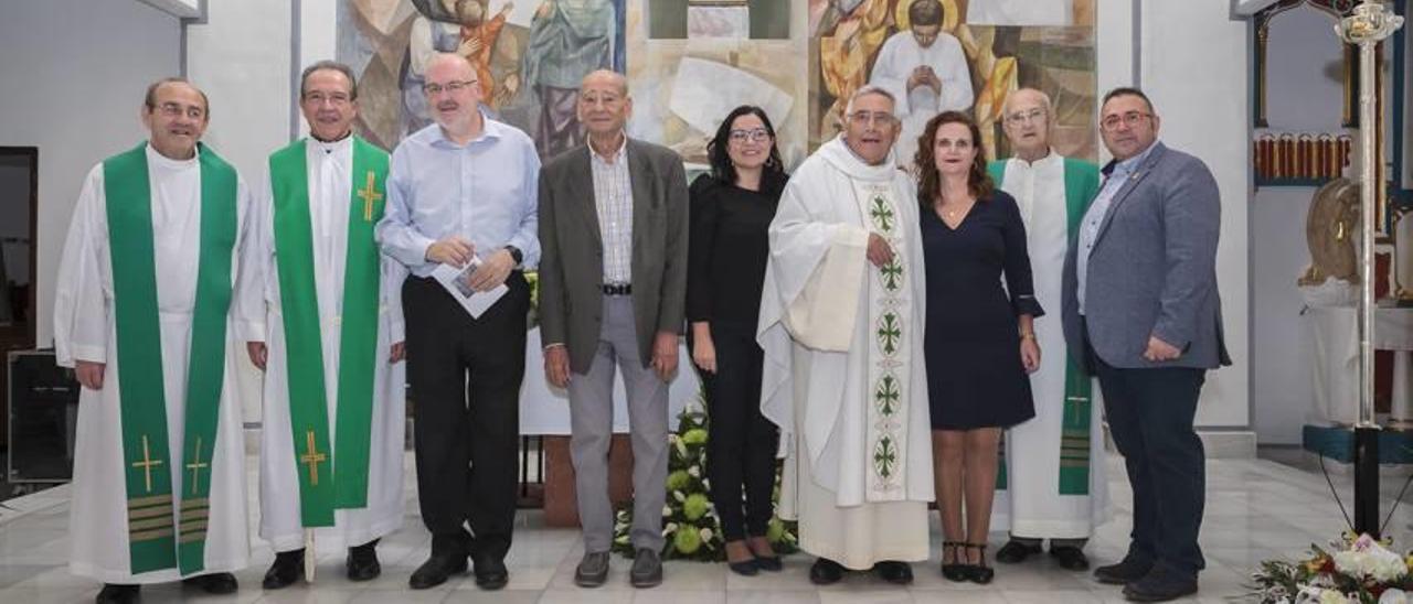 Los alcaldes que ha tenido Benirredrà, el domingo con Antonio Navarro y otros tres sacerdotes.