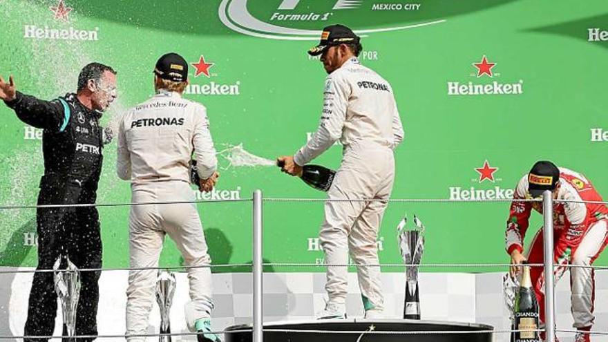 Rosberg, Hamilton i Vettel, damunt del podi del circuit mexicà