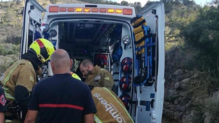 Los bomberos en el traslado del accidentado a la ambulancia