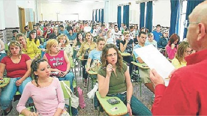 El número de personas sin estudios creció en Castelló durante la etapa de auge económico